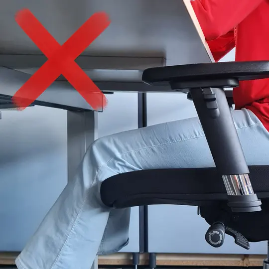 Bürodrehstuhl mit zu großer Sitztiefe